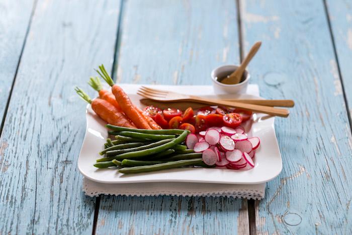 Salade de légumes croquants et vinaigrette aux arômes de citron et basilic